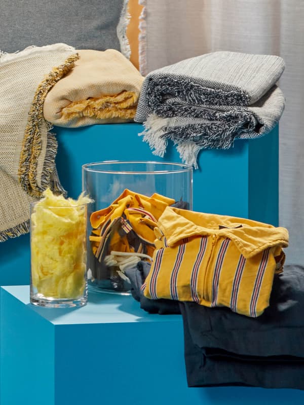 Výrobky z kolekcie VÄXELBRUK, vpredu je stará uniforma IKEA.