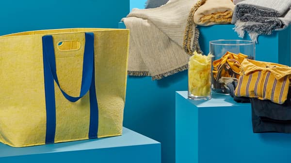 Výrobky ze série VÄXELBRUK, v popředí stará IKEA uniforma.