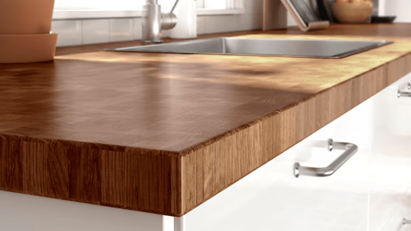 Vysoká dřevěná pracovní deska v bílé kuchyni IKEA