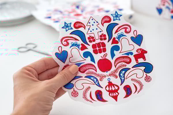 Vystrihnite vzor obrúska a nalepte ho