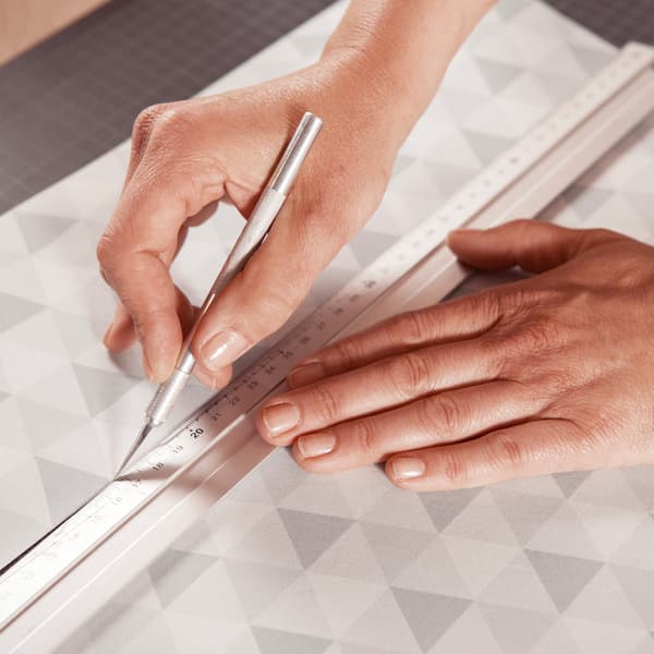 Vystrihnite z tapiet kusy, ktoré budú veľkosťou sedieť na čelá zásuviek.