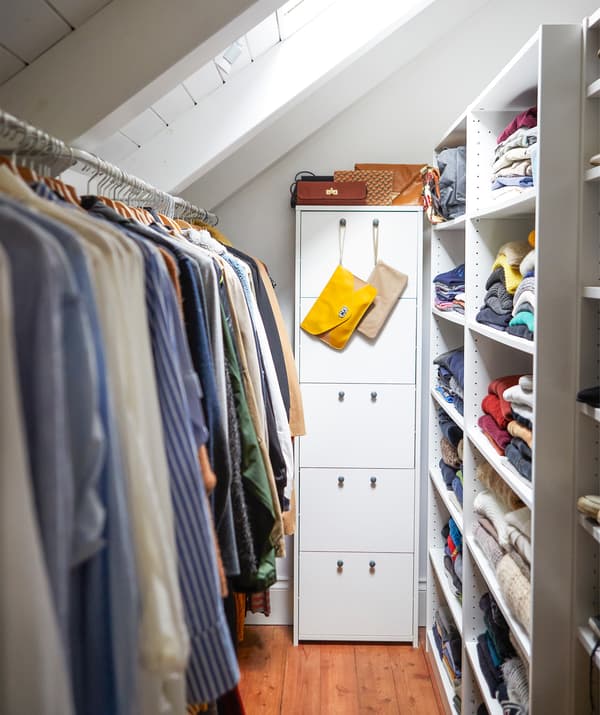 Vytvorte otvorený šatník na mieru so zásuvkami, policami a tyčami.