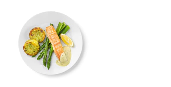 Vzorová porce lososového filetu s chřestem, plátkem citronu, dvěmi medailonky ze zeleniny a citronovo-koprovou omáčkou. 