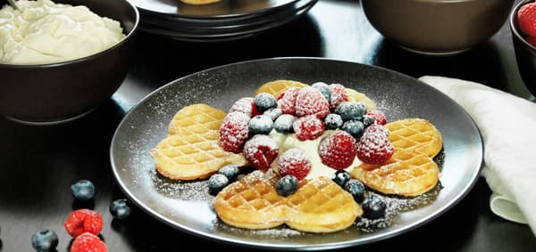 Waffeln mit Marmelade, Beeren und Schlagobers