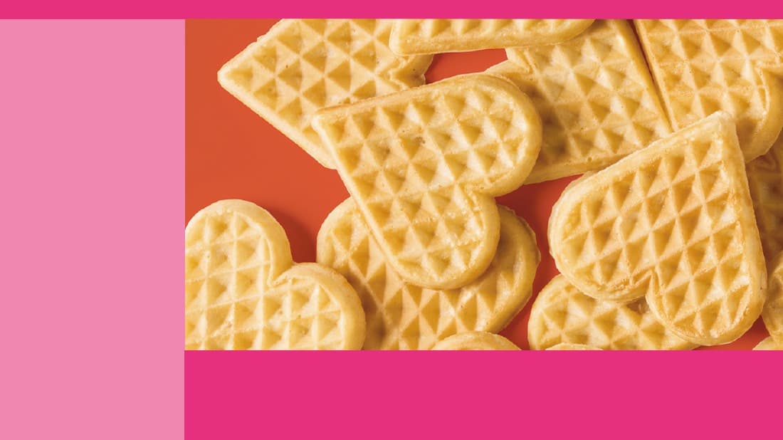Waffle a forma di cuore su sfondo rosso