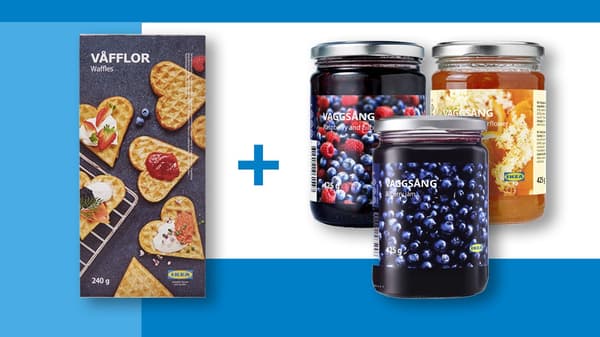 Waffle surgelati VÅFFLOR 240 g con accanto crema spalmabile arancia/fiori sambuco, confettura di lamponi e mirtilli e confettura di mirtilli VAGGSÅNG 425 g