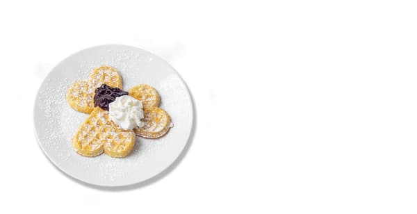 Wafle s džemem a šlehačkou na talířku