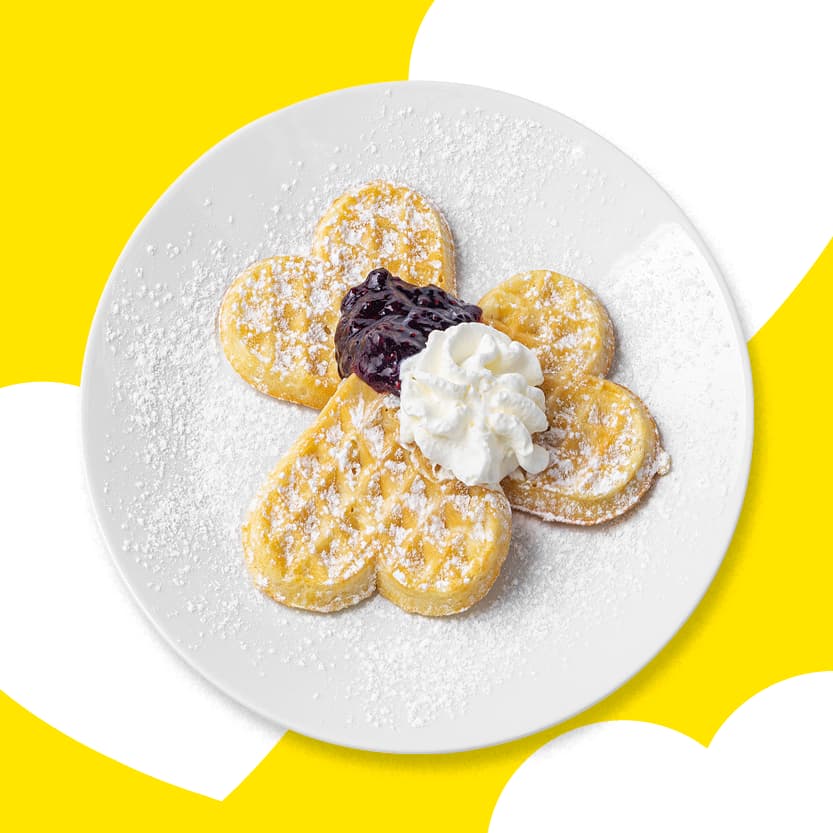 wafle ve tvaru srdce s marmeládou a šlehačkou