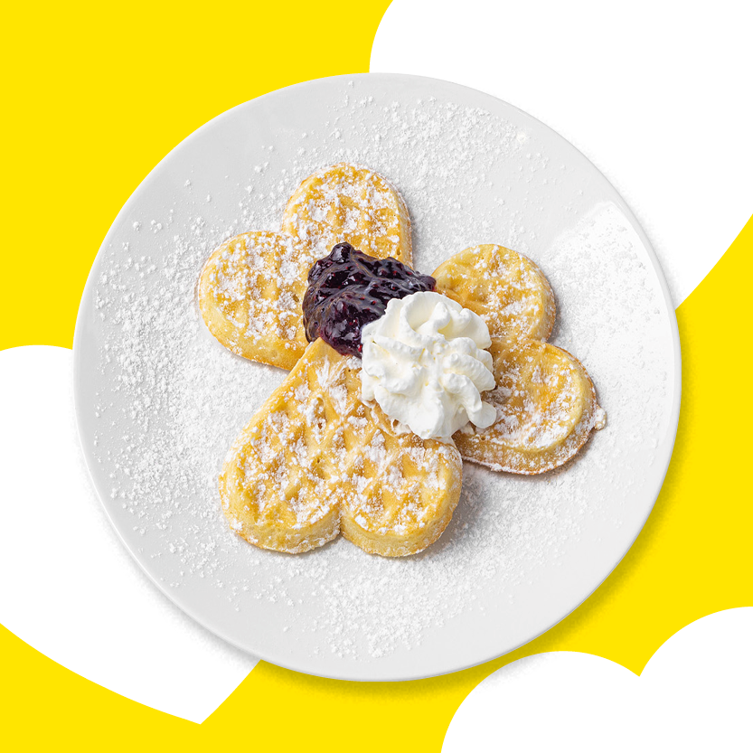 wafle ve tvaru srdce s marmeládou a šlehačkou
