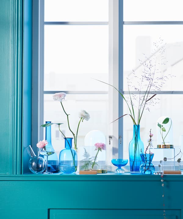Want modern photo frames? IKEA has lots like KARLSNÄS frame with an acrylic, two-sided display and cork base. It’s easy to change a picture or press in fresh leaves or flowers. We put them in a windowsill with other fresh blooms in clear blue vases.