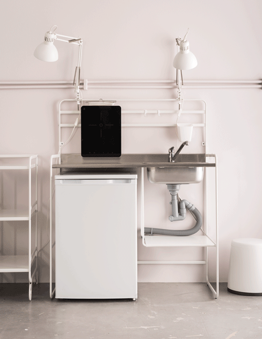 Want new kitchen ideas for kitchens on a budget? SUNNERSTA mini-kitchen in white is a compact kitchen unit and a great solution if you are looking for new kitchen units. It is airy, spacious and easy to put up and take down yourself.