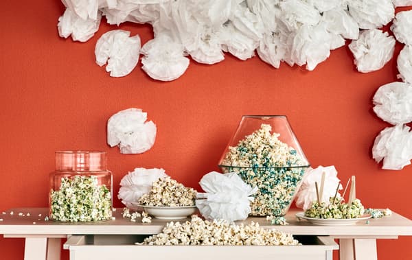 Want some new deco ideas for your next party? Prep the living room with IKEA VISIONÄR hanging deco in white. These textured spheres are a surprising and playful decoration that will be a unique eyecatcher in your home!