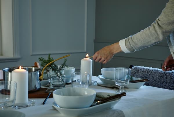 Want to impress with your festive table setting? Now only the crowning touch is missing. So, for example, candles like here FENOMEN block candles in white or subdued light to provide a pleasant atmosphere.