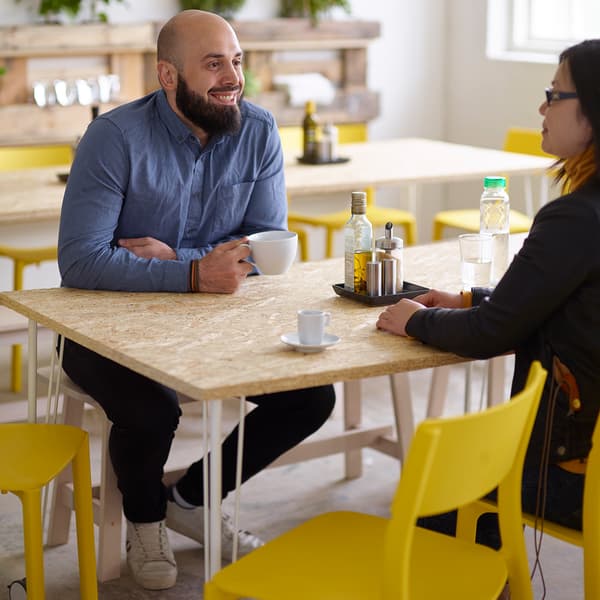 Warum also nicht zwei schmale LINNMON Tische zusammenschieben? Schon hast du genug Platz zum Arbeiten im Team oder Mittagessen mit deinen Kollegen.