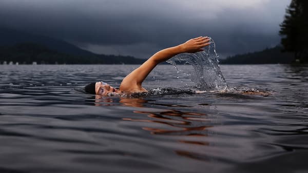 Was kannst du unternehmen, um deinen Rücken zu stärken? Schwimmen ist eine gute Idee