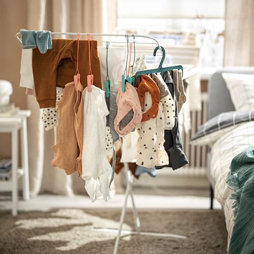 Wasrek waaraan allemaal kleding aan is opgehangen.