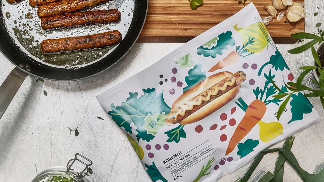 wege parówki IKEA na patelni oraz wege hot dogi w opakowaniu