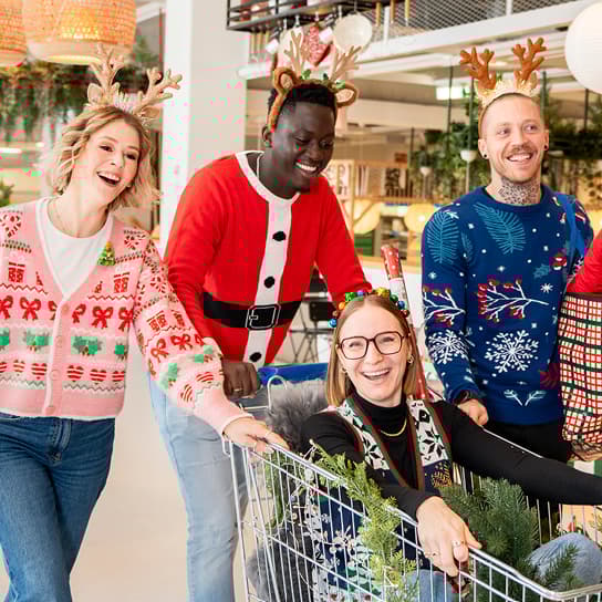 Weihnachtlich gekleidete Freunde beim einkaufen.