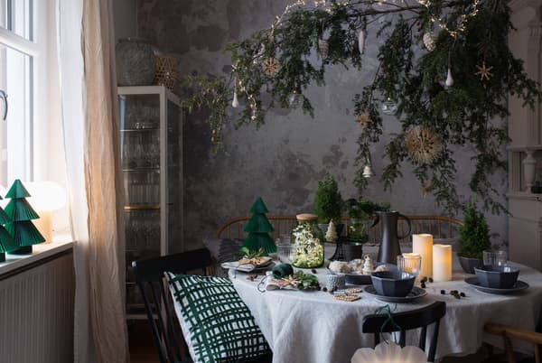 Weihnachtlich geschmückter Raum mit Weihnachtstischdeko in´ dunklen Tönen.