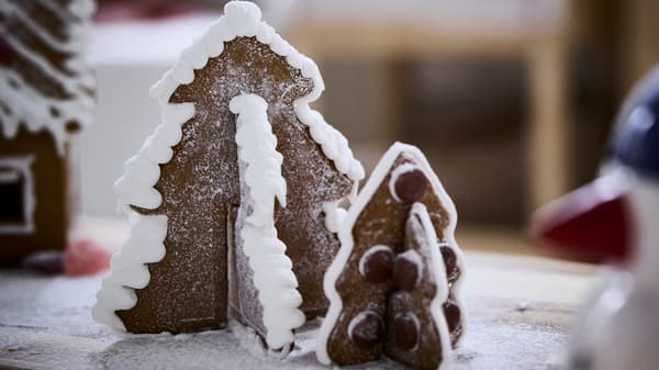 Weihnachtlich verzierte Lebkuchen-Tannenbäume auf einem Tisch