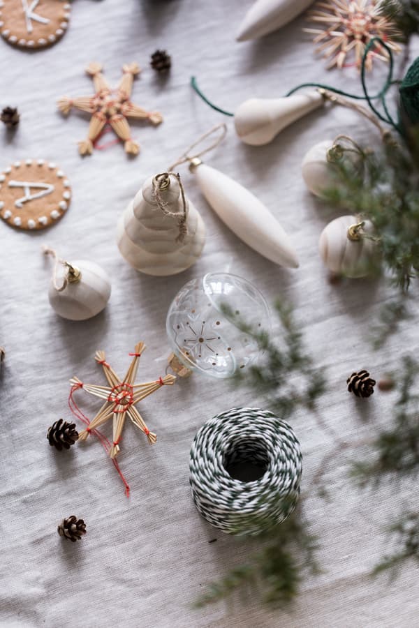 Weihnachtliche Bastelutensilien auf einer Tischdecke.