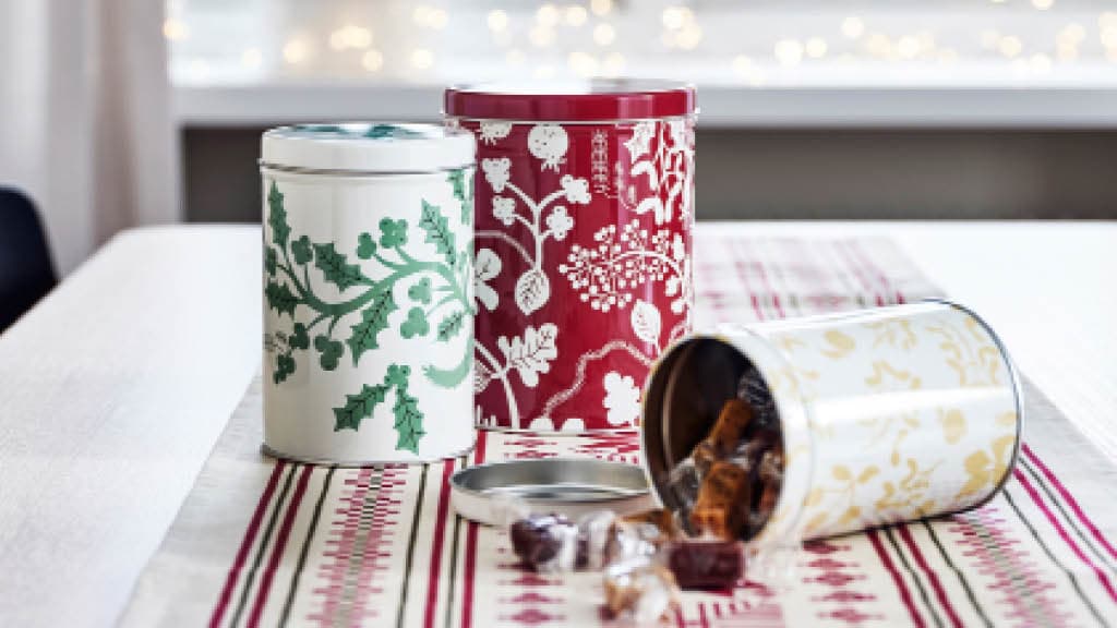 Weihnachtliche IKEA Keksdosen, die auf einem Tisch stehen.