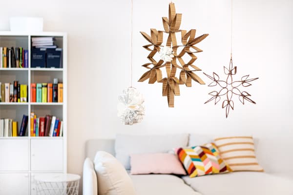 Weihnachtliche Papp- und Papiersterne aus IKEA Verpackungsmaterial
