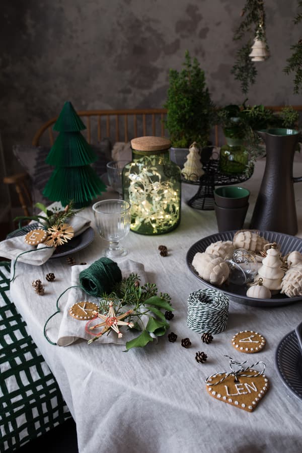 Weihnachtliche Tischdeko mit Essplatzbeispielen und Lichterkette im Glas.