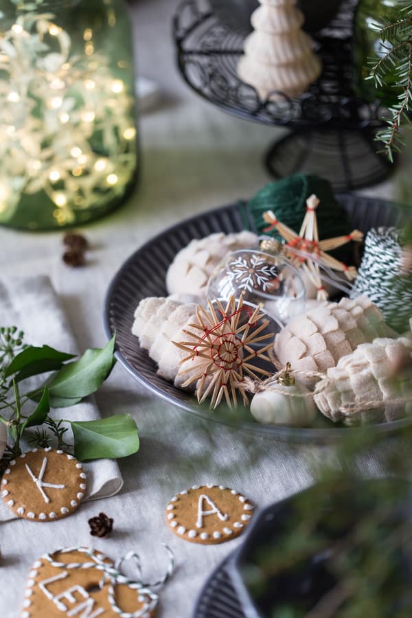 Weihnachtliche Tischutensilien.