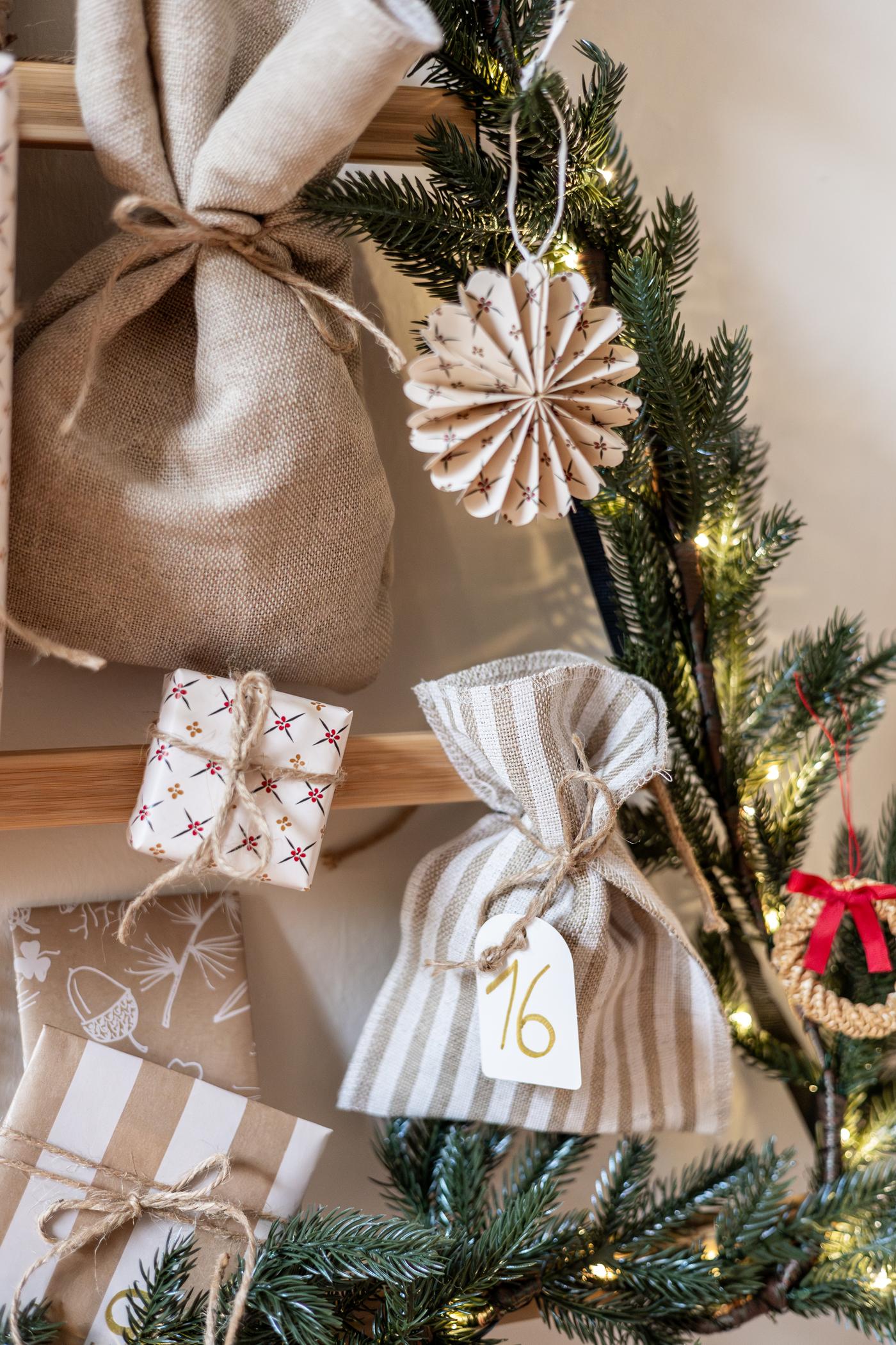 Weihnachtsdeko und kleine Beutelchen.