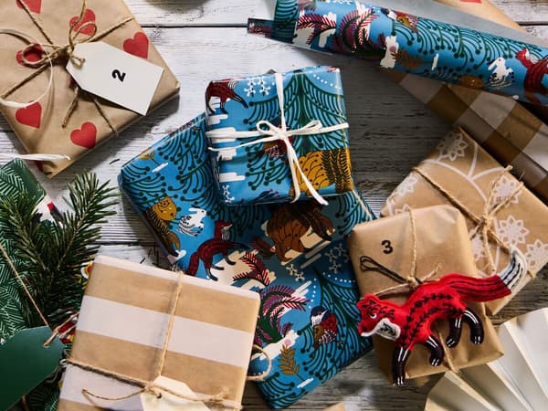 Weihnachtsgeschenke in einer VINTERFINT-Geschenkverpackung mit Herz-, Streifen- und Schwedenwaldmotiv.