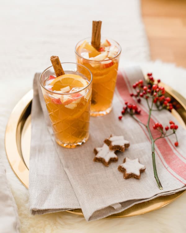 Weihnachtsgetränke und Kekse