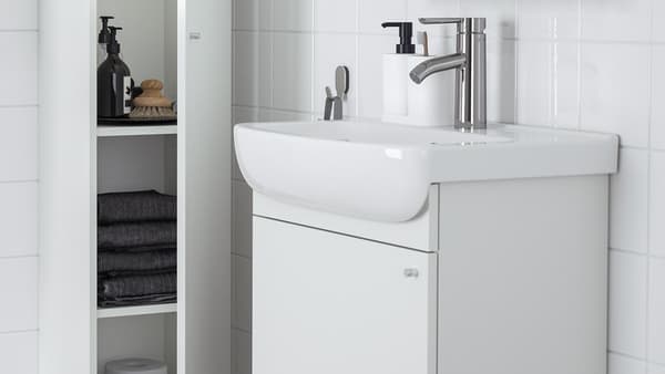 Weißer NYSJÖN Hochschrank und Waschbeckenunterschrank.