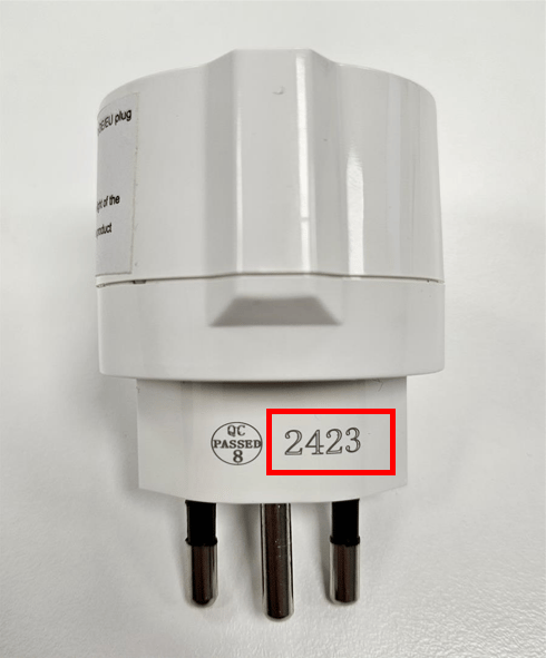 Weisser Steckdosenadapter, darin markiert der Datumsstempel mit der Angabe 2423.