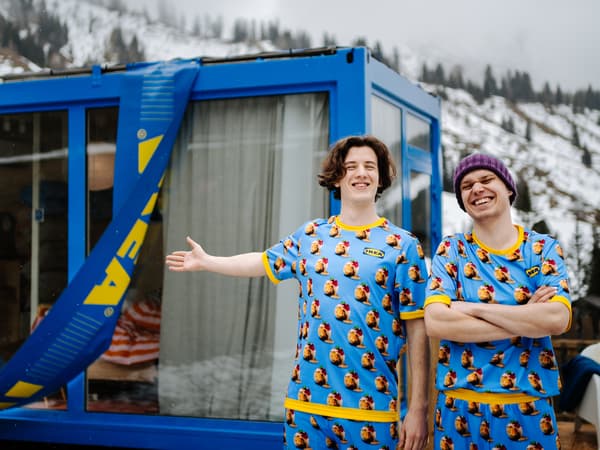 Weitere Family Gewinner stehen vor der Schlummertasche und genießen die Aussicht in den Salzburger Bergen.