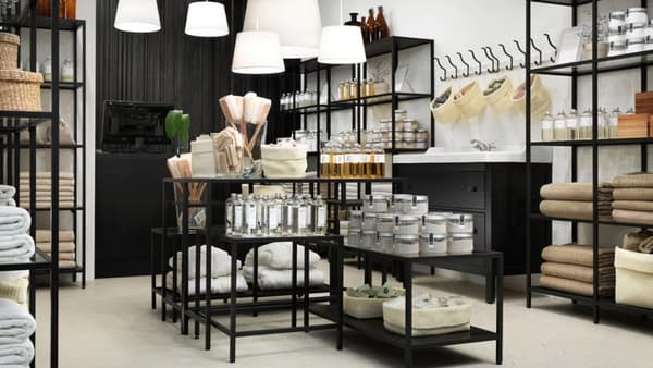 Wellness-Shop mit VITTSJÖ Satztischen, VITTSJÖ Laptop-Tisch, VITTSJÖ Regalen & HEMNES Waschbeckenschrank