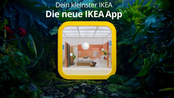 Werbegrafik für die neue IKEA App mit dem Slogan „Dein kleinster IKEA“. Das App-Symbol zeigt eine modern eingerichtete Wohnung. Im Hintergrund sorgen grüne Pflanzen für einen frischen, natürlichen Look.

