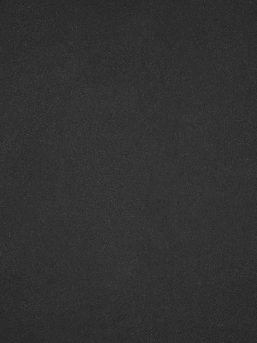 Werkblad met mat zwart steenaptroon.