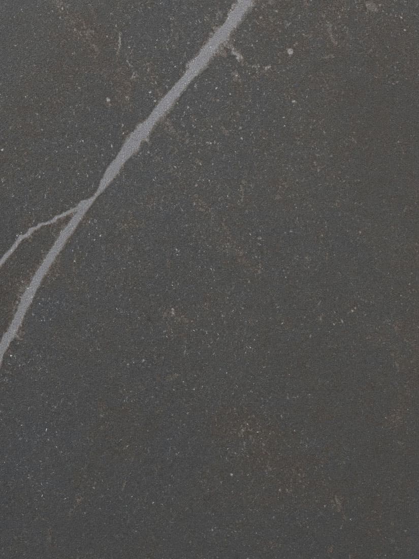 Werkblad met zwart/bruin marmerpatron.