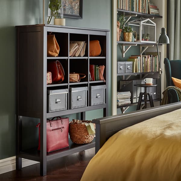 وحدة تخزين HEMNES أسود-بني مع رفوف مفتوحة توفر تخزين معروض للحقائب، والصناديق والسلات وغيرها.