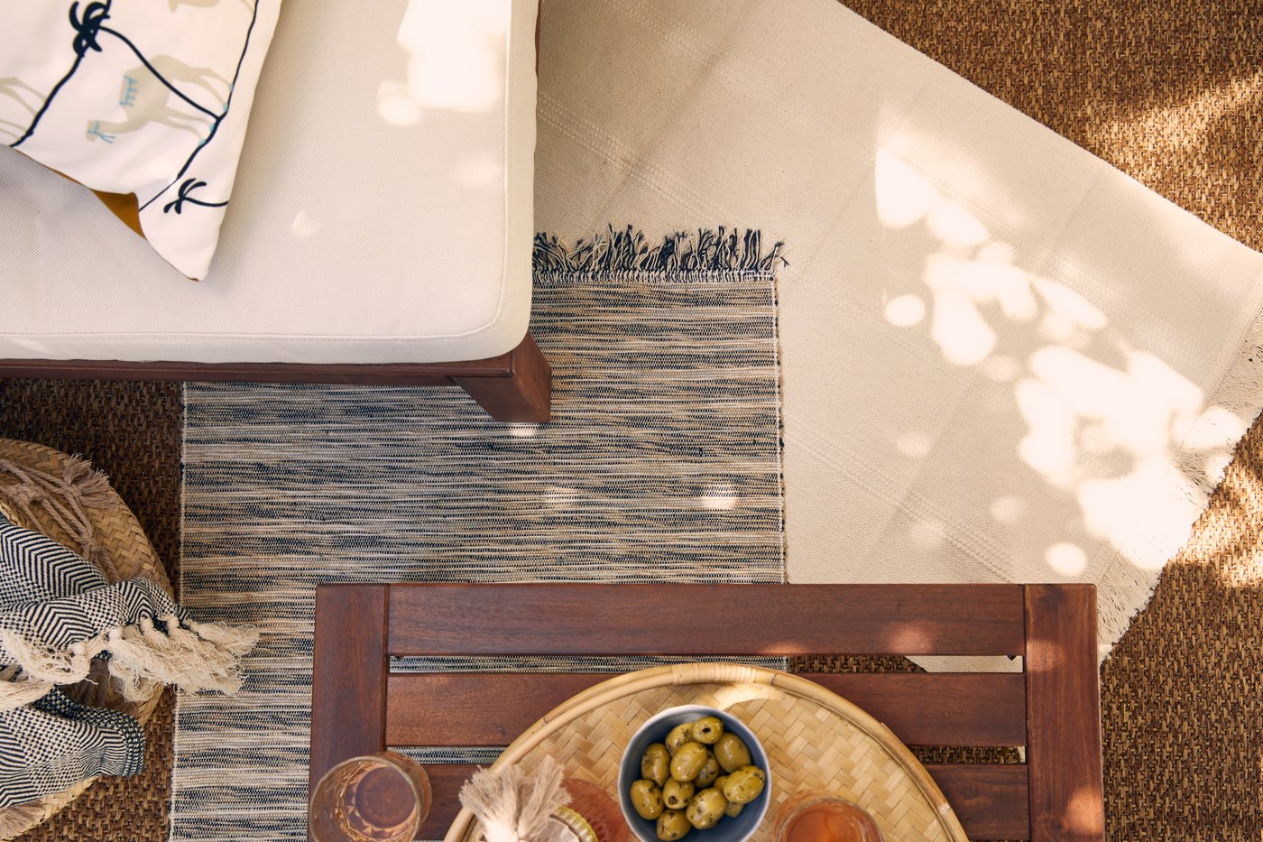 White and mottled carpet with garden lounge and aperitif