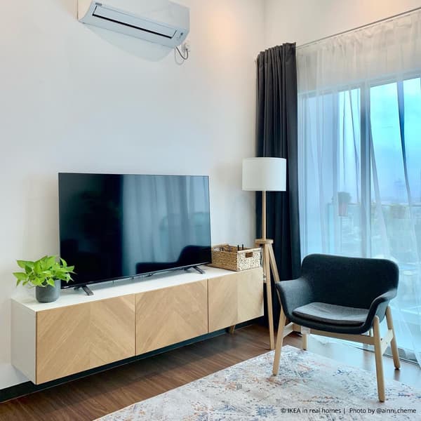 White coloured BESTÅ tv bench with LAPPVIKEN doors in living room with wide TV mounted on the top. There are several decorative items on top of the console and a beige coloured rug which fills the room. A coffee table is placed in the middle of the room. Photo by instagrammer @aienzahalan for IKEA in real homes ©