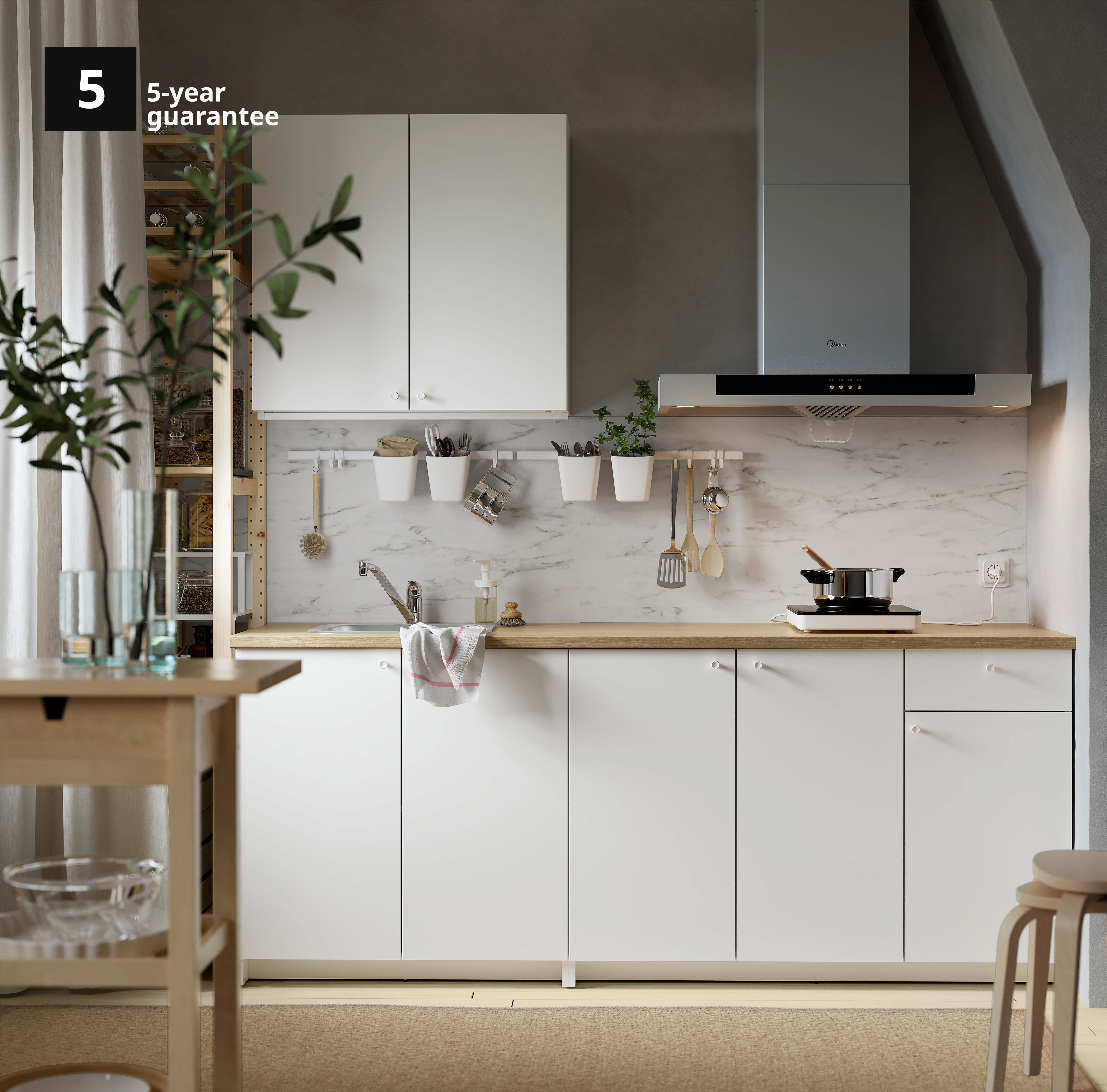 White KNOXHULT kitchen with 5-year guarantee text