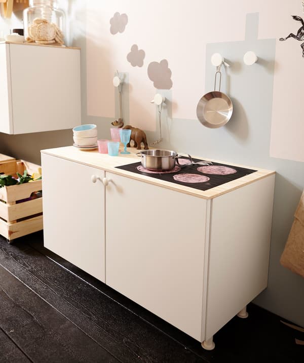 White METOD kitchen cabinets are used to create a children’s play-kitchen.