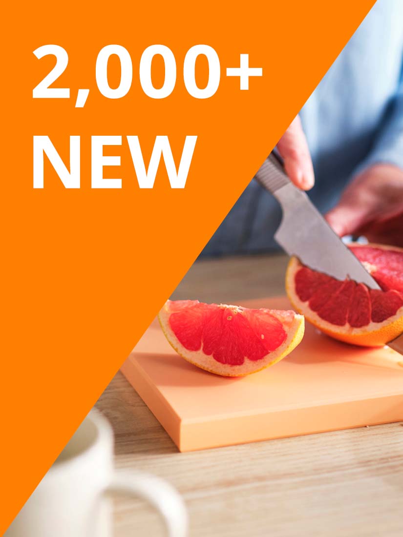 White text reads: "2,000+ NEW" on orange background. Hand holds a knife, slicing a grapefruit into pieces on a light orange KUSTHOPPARE chopping board 25x17 cm.