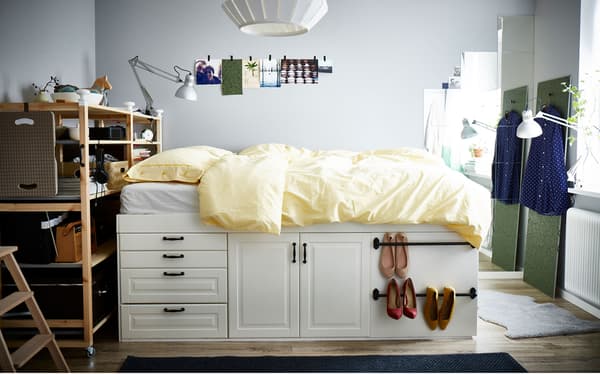 وهكذا يكون كل شيء جاهزًا! كل ما تبقى هو وضعه على الحائط، وإضافة مرتبة ومخدات. عمل رائع! 