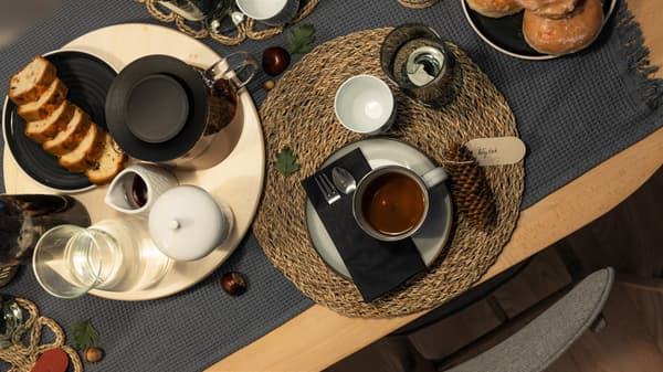 Widok z góry na zastawę stołową z kubkiem z herbatą.