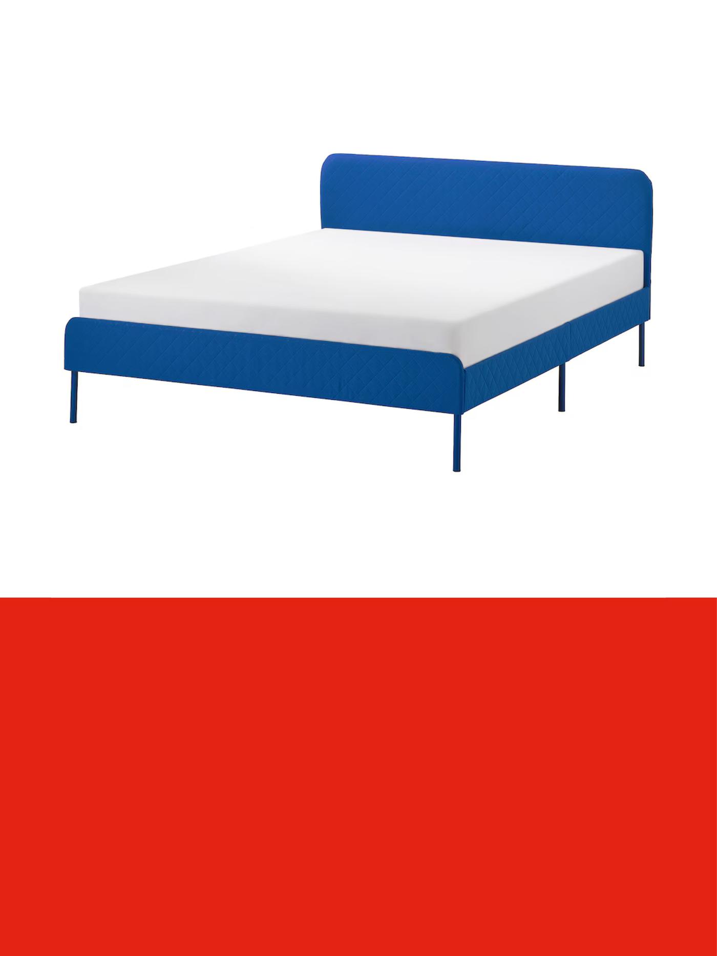 Wit bedframe met een blauw gestoffeerd hoofdbord en blauw zijpaneel, afgebeeld tegen een lichte achtergrond boven een rode banner.