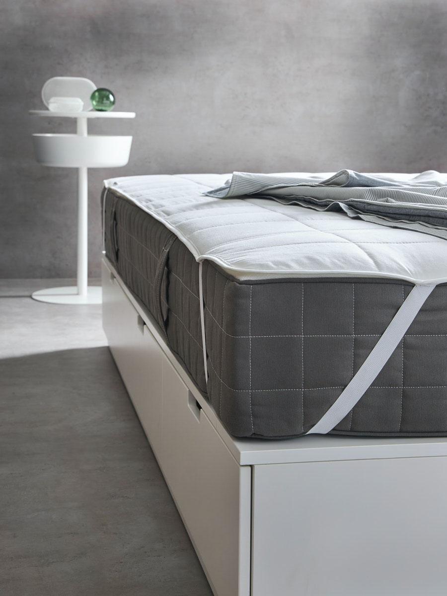 wit frame met lades met daarop hoge matras