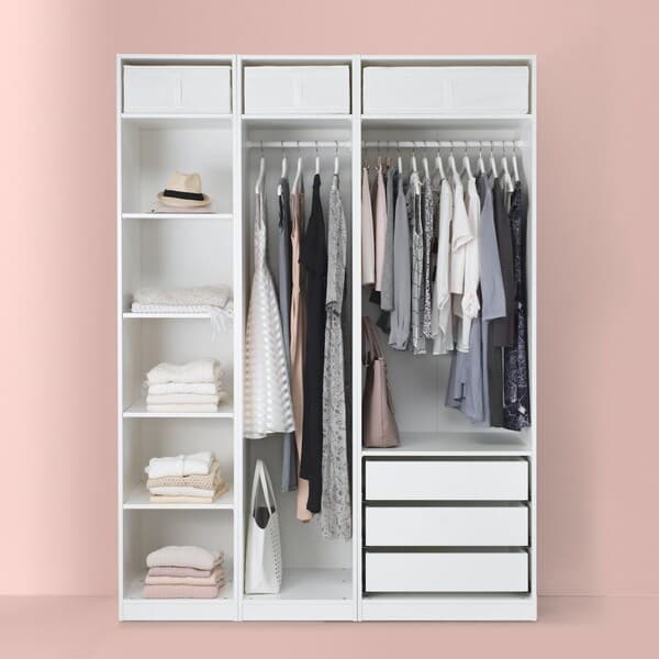 Wit opbergsysteem voor kleding.